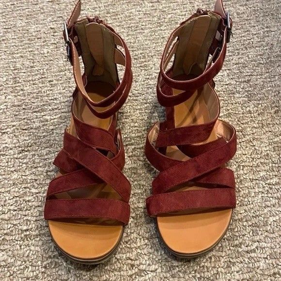 Strappy Brown Sandals with Adjustable Buckle Closure - Picture 2 of 4